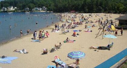 * VIIMEAIKAISESTI REMODELOITU! Kylä Winnipesaukee, Kävele rannalle! WiFi, allas