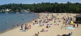 * RECENTLY REMODELED! Landsbyen Winnipesaukee, gå til STRAND! WiFi, Pool