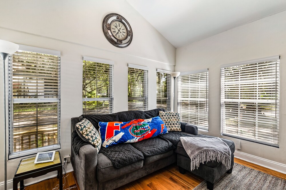 Beautiful 2 bedroom 2 bath apartment close to UF