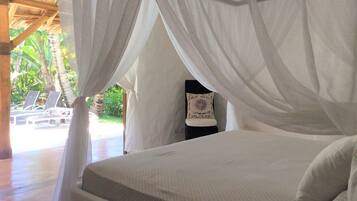 5 bedrooms, in-room safe, desk, iron/ironing board