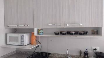 Geladeira, micro-ondas, fogão, cooktop