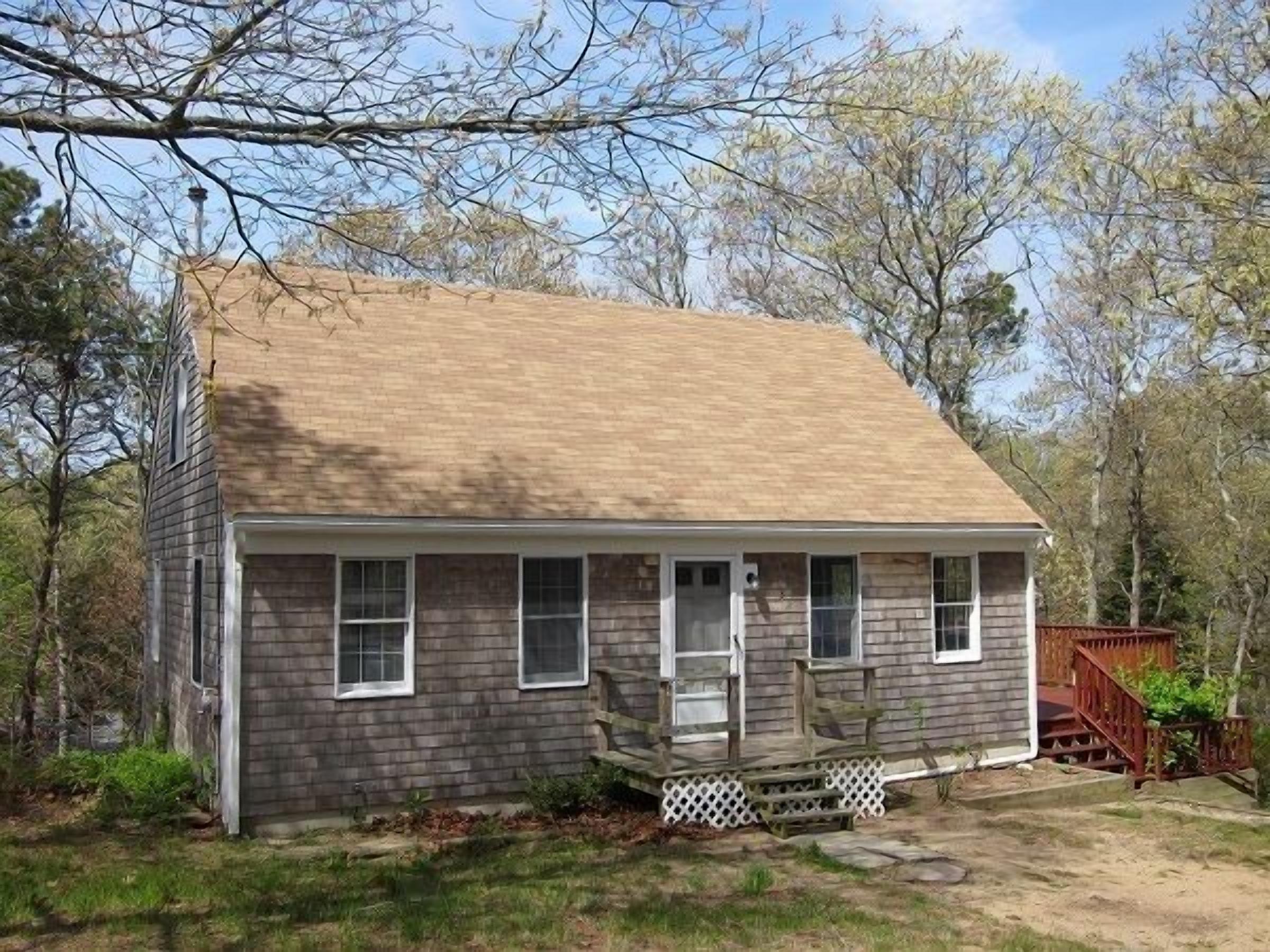 Eastham Cape in Quiet Neighborhood (1637)