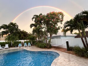 Utomhuspool och uppvärmd pool