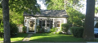 Luxury 1835 Cottage in NOTL. Private parking. Right in centre near Shaw Theatre.