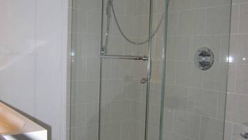 Baignoire, sèche-cheveux, chauffage par le sol (salle de bains)