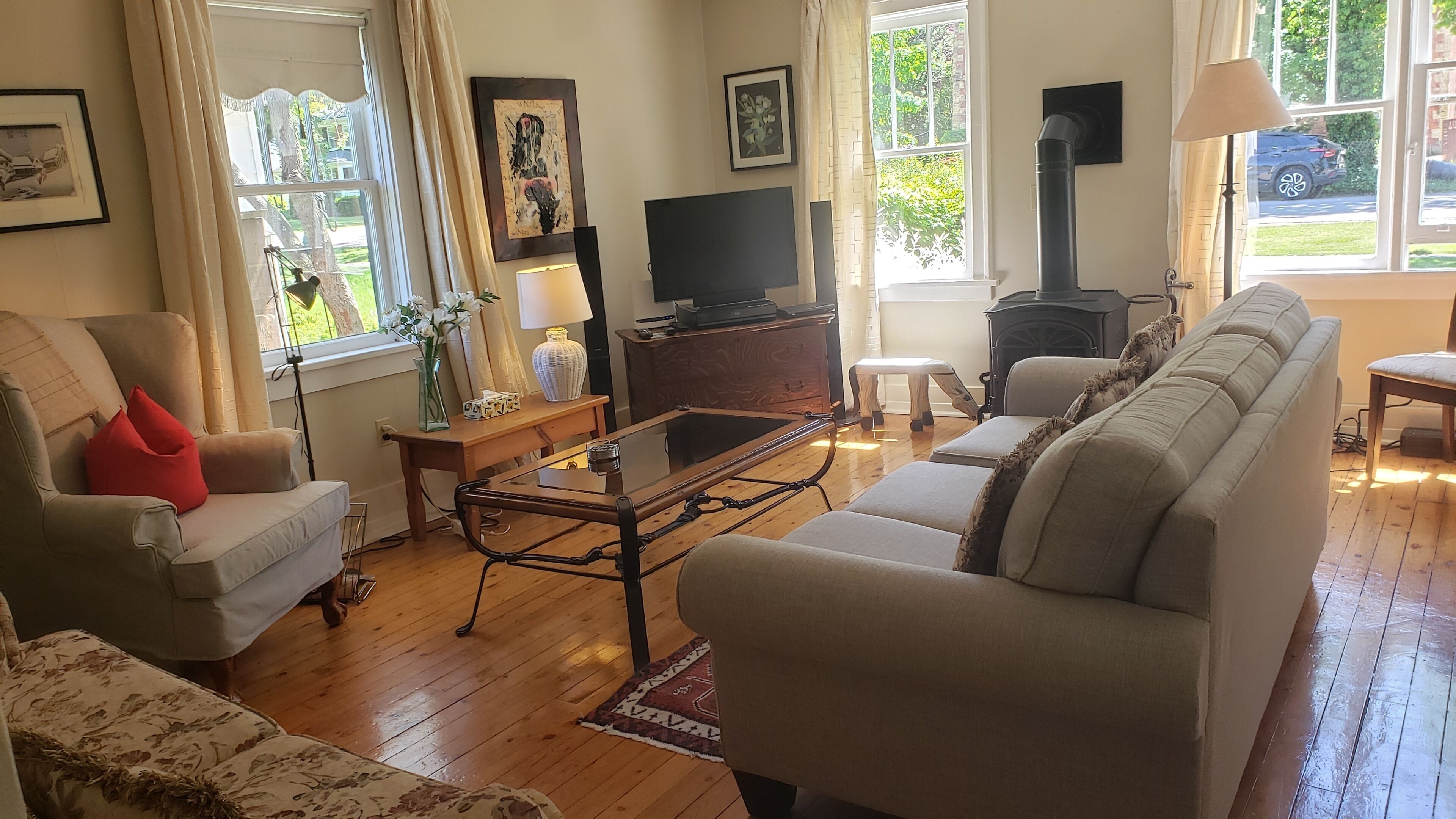 Fernseher, Kamin, DVD-Player, Bücher