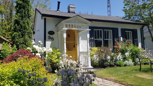 Luxury 1835 Cottage. Right in historic centre near Shaw Theatre. Private parking