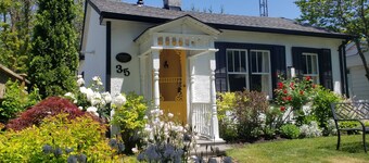 Luxury 1835 Cottage. Right in historic centre near Shaw Theatre. Private parking