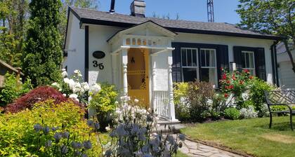 Luxury 1835 Cottage. Right in historic centre near Shaw Theatre. Private parking