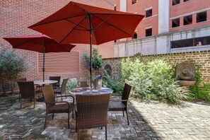 Outdoor dining - 2bd, 1.5 ba Historic District and River Street-Walk to Everything! (Savannah)