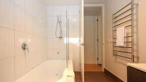 Combined shower/tub, hair dryer, towels