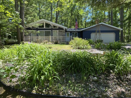 Private, Cozy, Quiet on double lot near Beautiful Higgins and Houghton Lakes