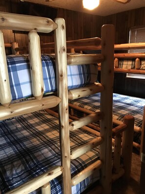 2 bedrooms, free WiFi, bed sheets - Private, Cozy, Quiet on double lot near Beautiful Higgins and Houghton Lakes (Roscommon)