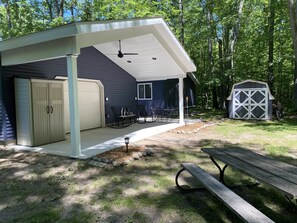 Outdoor dining - Private, Cozy, Quiet on double lot near Beautiful Higgins and Houghton Lakes (Roscommon)
