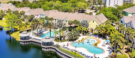 Alberca al aire libre y alberca climatizada