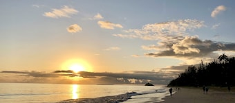 Koi Palms 1 bedroom Cottage - Great location! 5 Minute Walk to Kailua Beach!