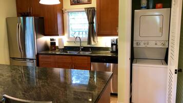 Grand réfrigérateur, micro-ondes, lave-vaisselle, cafetiÚre/bouilloire