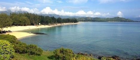 In Strandnähe, Liegestühle, Strandtücher