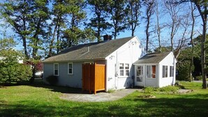 Une maison de plain-pied avec une porte d’entrée, un petit porche et un garage.
