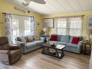 Smart TV, videogiochi, lettore DVD, tavolo da calcetto