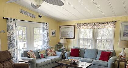 Oceanside, 5 min walk to Beach, Comfy & Clean, Quiet Neighborhood!!!