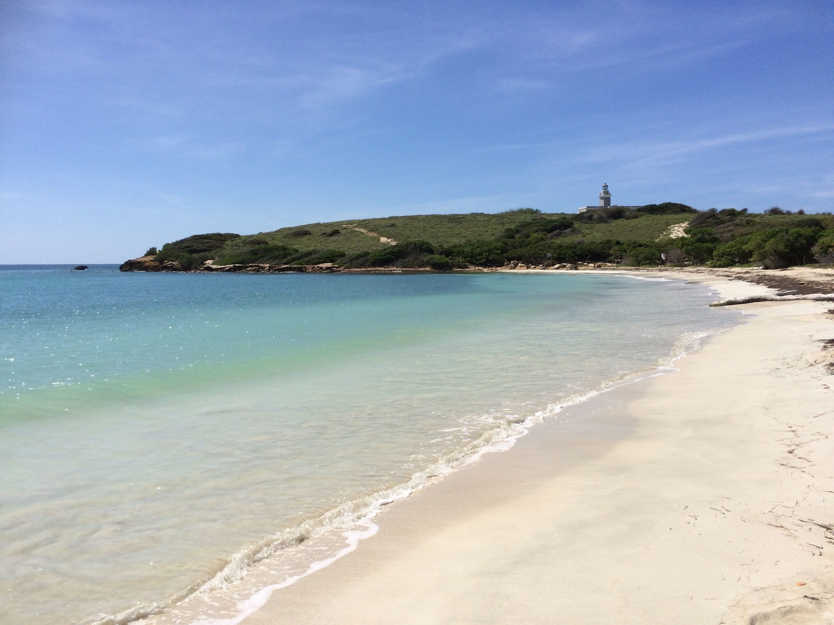 En la playa, camastros y toallas de playa 