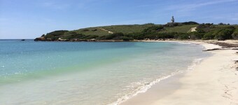 Spacious Garden Retreat at Vistamar Combate, WiFi, full A/C, walk to the beach