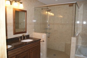 Dusche, Whirlpool, Haartrockner, Bidet