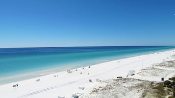 Sulla spiaggia, lettini da mare