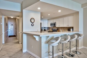 Een koelkast, een microgolfoven, een oven, een kookplaat