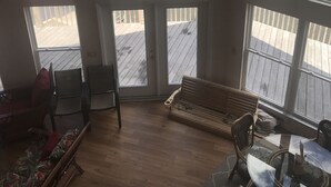 A spacious room with large windows overlooking a wooden deck and a beach. - Gulf Front House, BoatDock/Spectacular View, Central A/C (Horseshoe Beach)