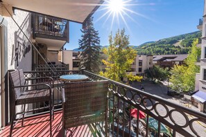 Property grounds - 1 min. walk to slopes!Mountain view! Steps to ski lift/gondola, shops & dining! (Vail)