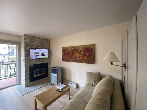 1 min. walk to slopes!Mountain view! Steps to ski lift/gondola, shops & dining!