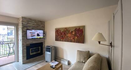 1 min. walk to slopes!Mountain view! Steps to ski lift/gondola, shops & dining!