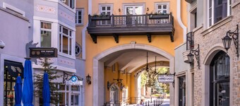 1 min. walk to slopes!Mountain view! Steps to ski lift/gondola, shops & dining!