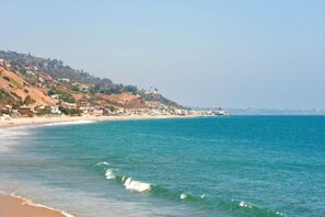 På stranden, solsenger og strandhåndklær