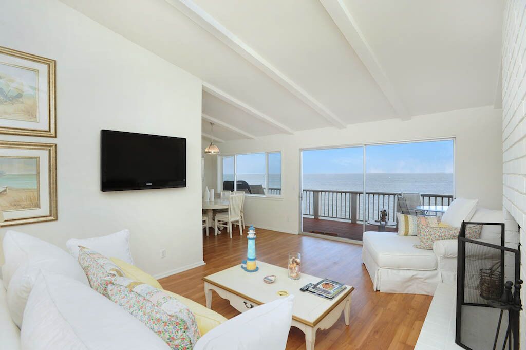 Elegant Oceanfront Penthouse on Dry Sandy Carbon Beach - Orca