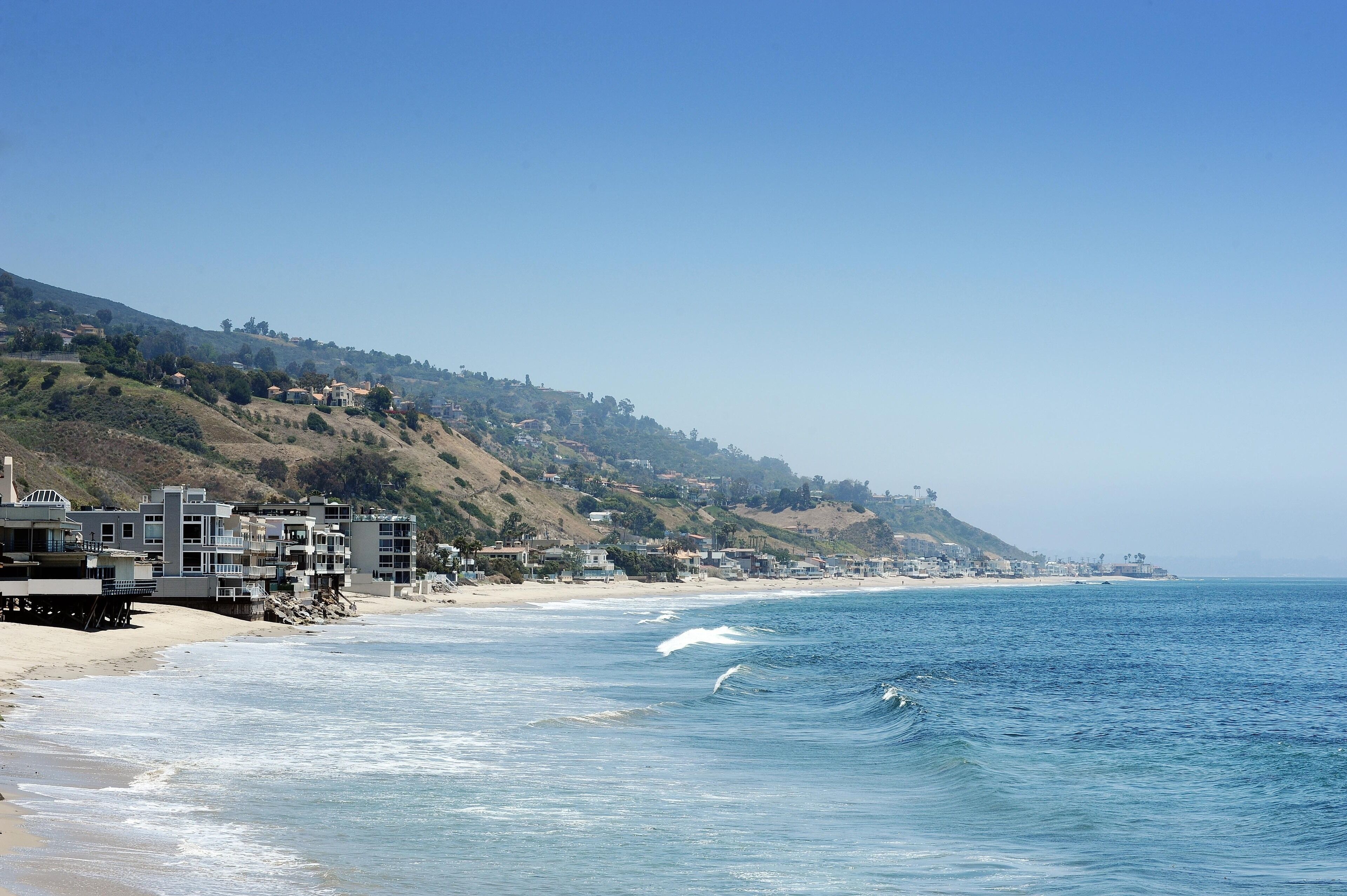 Rannalla, aurinkotuoleja, rantapyyhkeitä