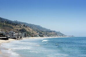 Accommodatie ligt op het strand, ligstoelen, strandlakens