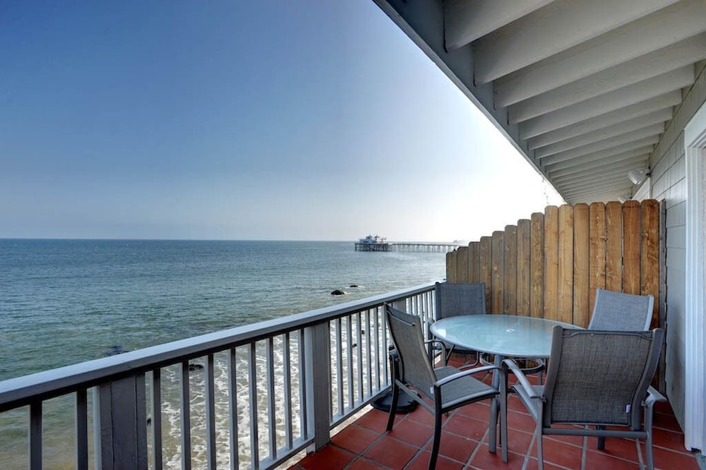 Elegant Oceanfront Penthouse on Dry Sandy Carbon Beach - Orca