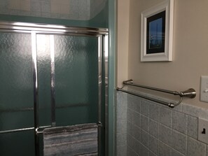 Bañera con ducha, secador de pelo, toallas, jabón