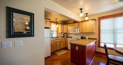 El Inn en Croftville Road Cottages # 4. En la orilla del lago superior.