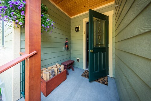 The Inn at Croftville Road Cottages #4. On the Shore of Lake Superior.