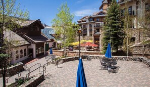 Outdoor dining - Village Inn Plaza 107 mountain view 3BR, 2BA. Walk to Gondola One (Vail)
