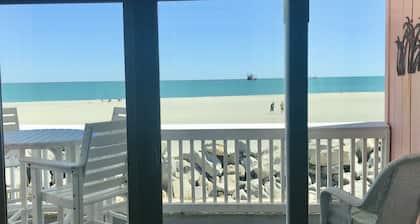 Ocean Front * Lemmikkiystävällinen * Tilava End Unit * Endless Views * 2 uima-allasta * North End Pier