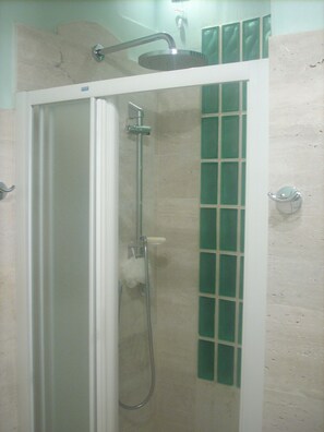 Dusche, Haartrockner, Bidet, Handtücher