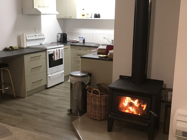 Fridge, microwave, oven, stovetop - Peaceful Orchard Location - only 15 mins from Tauranga (Omanawa)