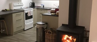 Détente rurale dans un verger d’avocat idyllique