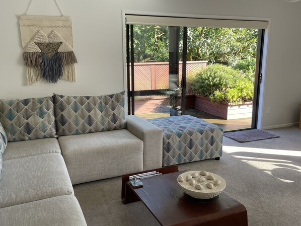 Smart TV, fireplace, books - Peaceful Orchard Location - only 15 mins from Tauranga (Omanawa)