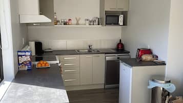 Jääkaappi, mikroaaltouuni, uuni, liesi